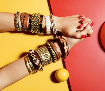 On which hand women wear a bracelet: energy of hands and features of accessories